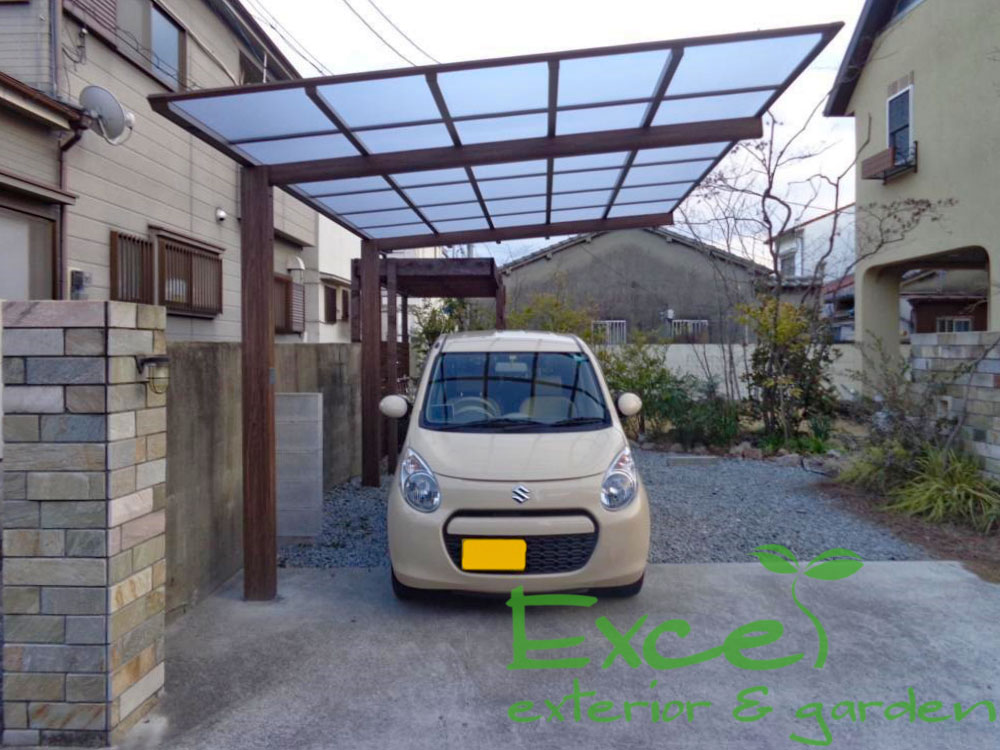 ガーデンに調和する木目調のカーポート タカショー 八尾市 大阪 神戸 外構 エクステリア エクセル