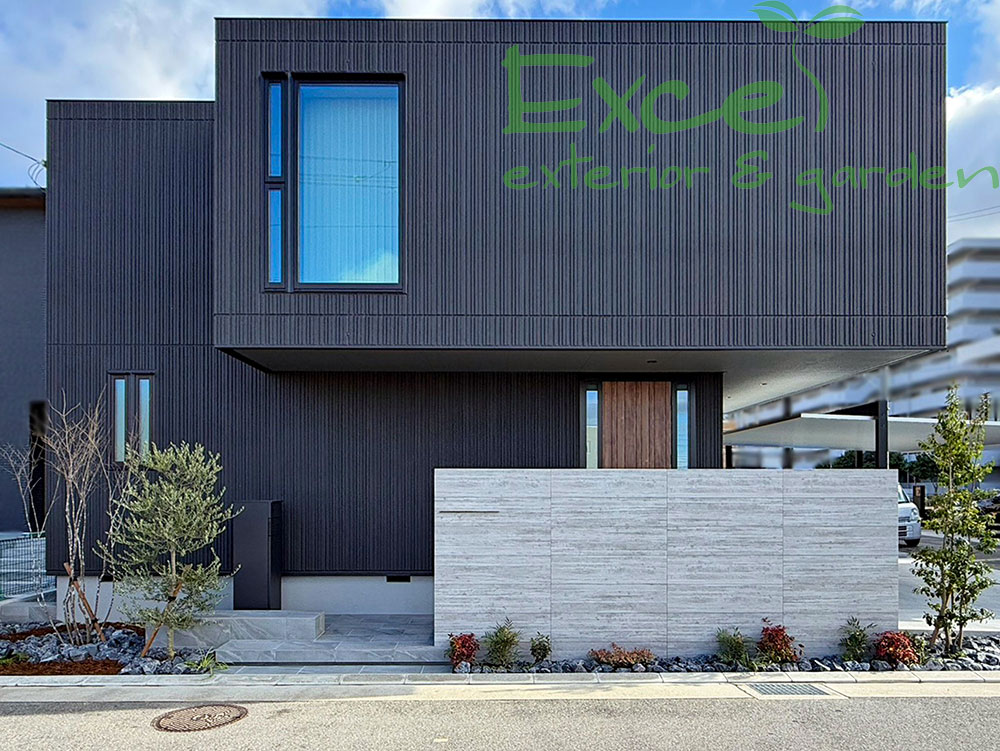 セラウォールRC杉板を使った新築外構正面