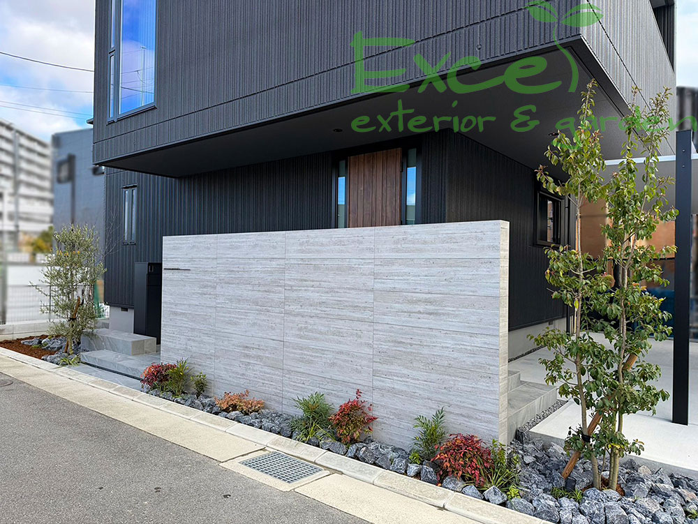 セラウォールRC杉板を使った門柱と下草