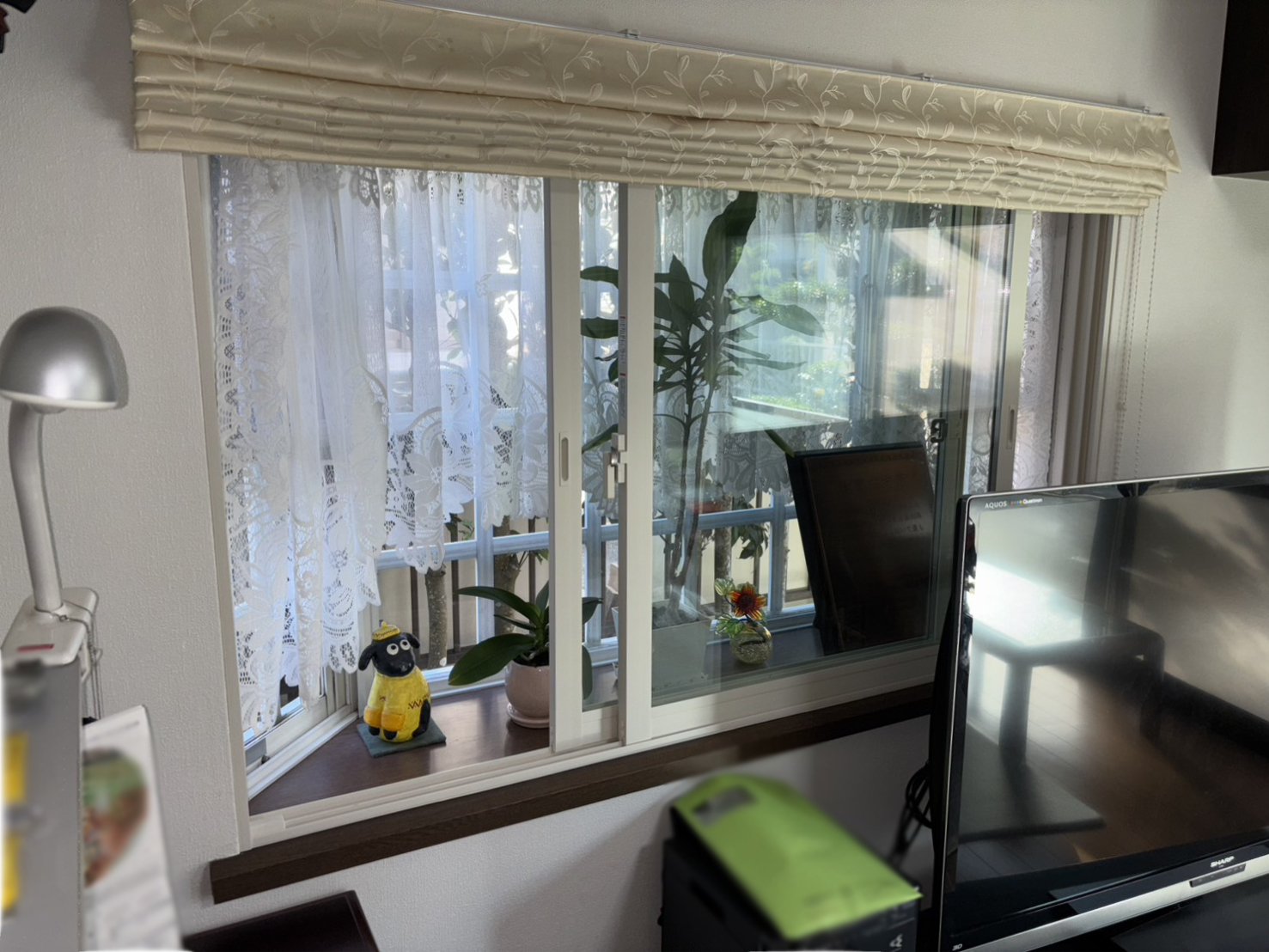 〈三木市〉築30年の寒い出窓が快適に｜内窓インプラスで断熱＆植物が育つ窓辺へ｜LIXIL